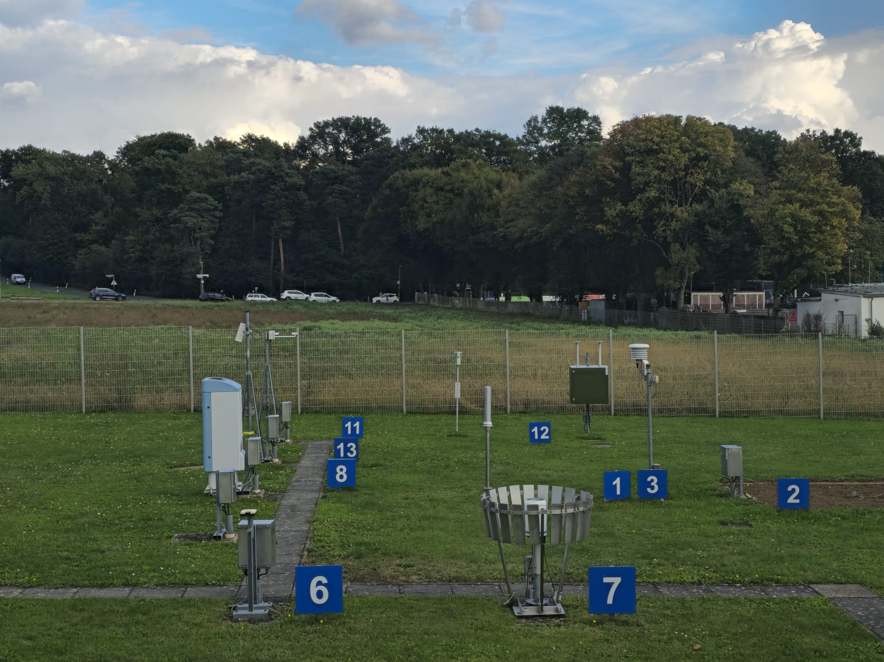Messfeld mit nummerierten Wetterstationen im Wetterpark Offenbach